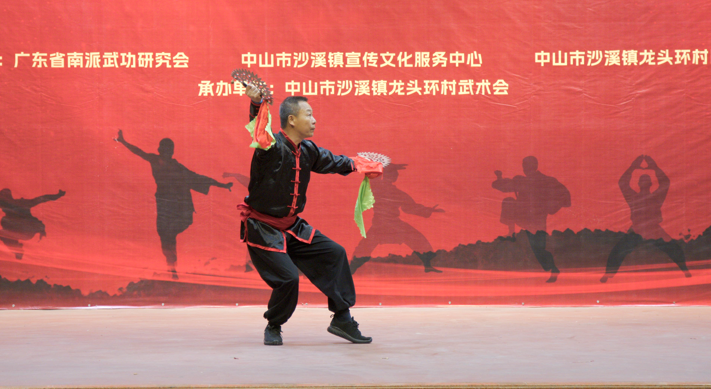 梁锡英表演罗梁会馆独门器械“双凤翼” 梁锡英表演罗梁会馆独门器械“双凤翼”