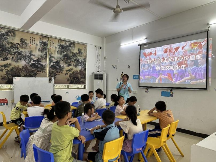 队员李文雅讲授社会主义核心价值观 队员李文雅讲授社会主义核心价值观
