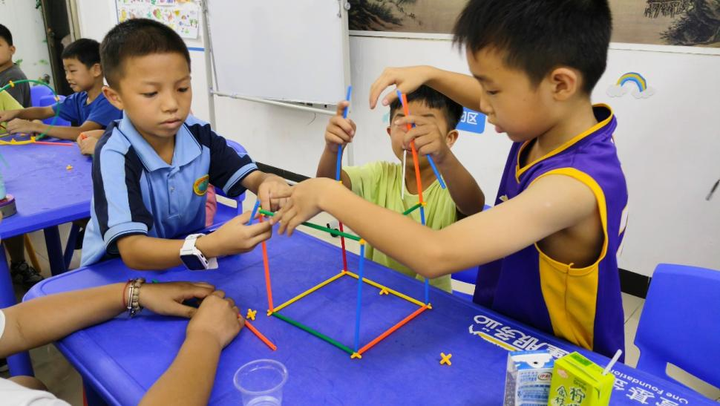 小朋友正全神贯注的搭建属于他们的世界 小朋友正全神贯注的搭建属于他们的世界