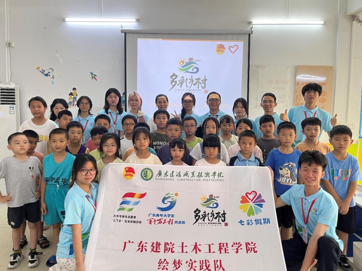 绘梦实践队与全体小朋友合影 绘梦实践队与全体小朋友合影