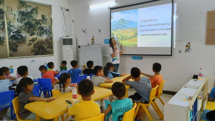 队员吴静怡带领小朋友们认识家园 队员吴静怡带领小朋友们认识家园