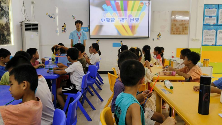 队员陈梓平讲解小吸管的奥妙 队员陈梓平讲解小吸管的奥妙