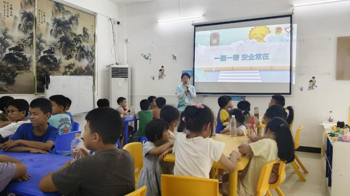 队员给孩子们上交通安全教育课 队员给孩子们上交通安全教育课
