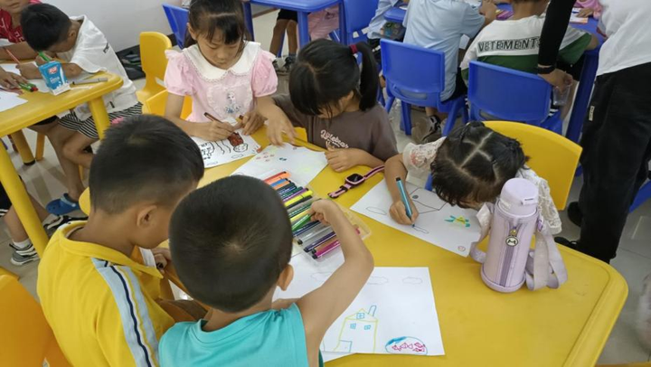 小朋友们在老师指导下认真作画 小朋友们在老师指导下认真作画