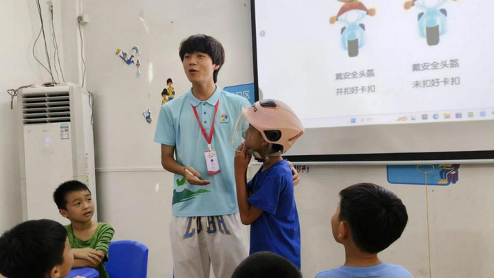 安全课上队员向孩子们展示如何正确佩戴头盔 安全课上队员向孩子们展示如何正确佩戴头盔