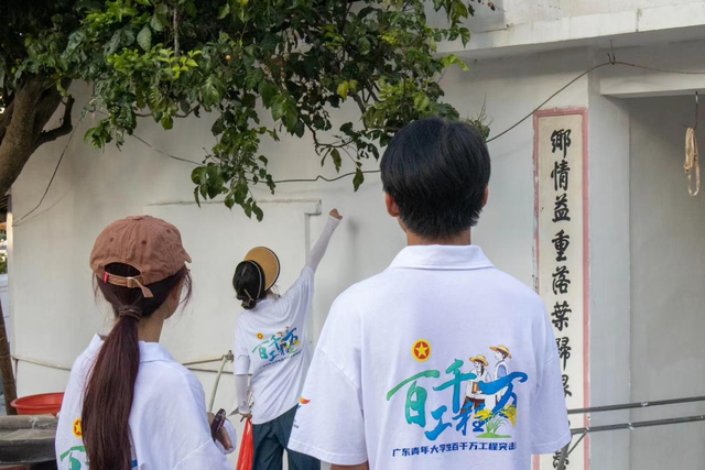 队员们实地察看 队员们实地察看