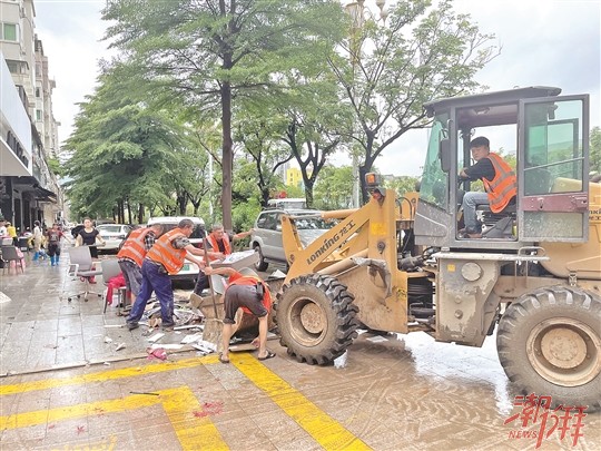 环卫工人全力清运垃圾杂物。 潮州日报全媒体记者 庄园 摄