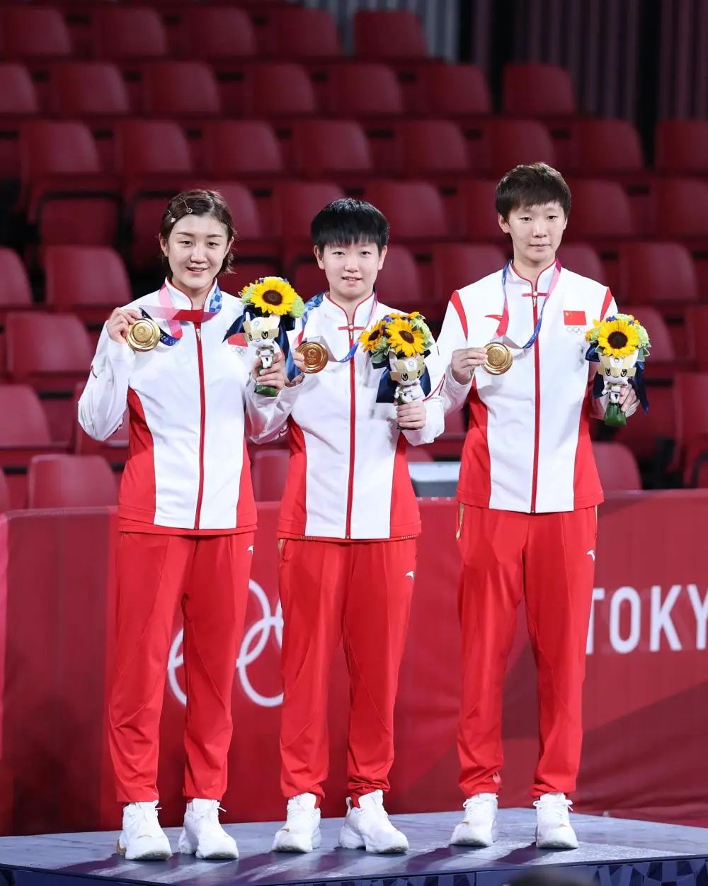 奥运会获奖运动员拿的长条盒子里是啥?