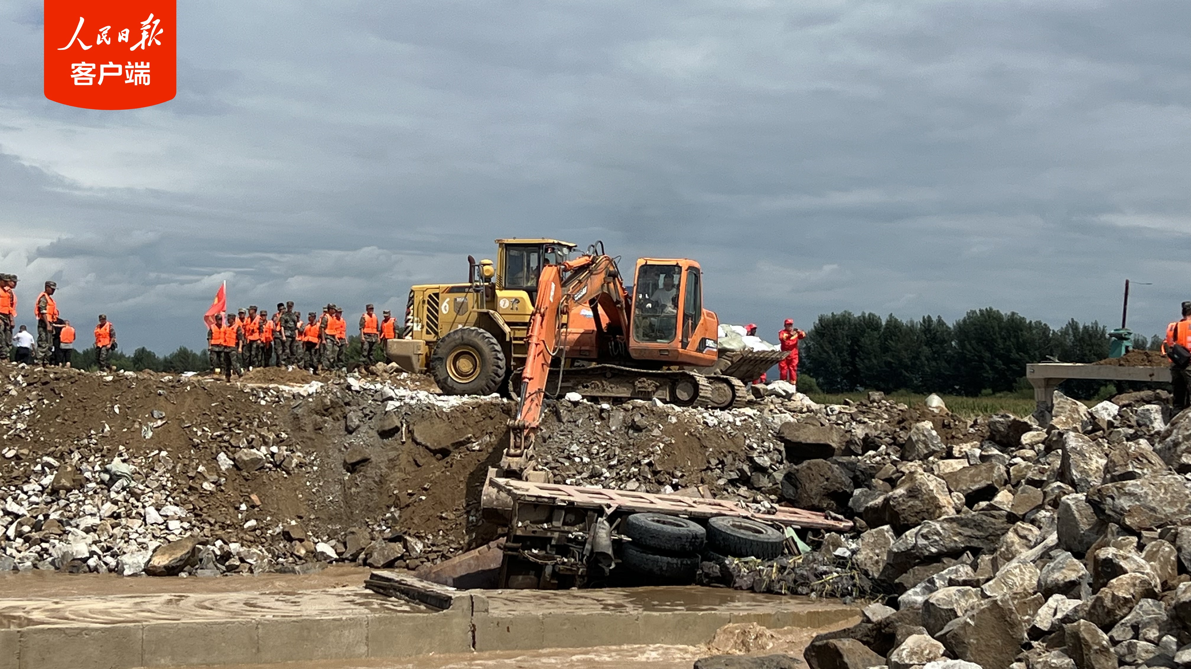 内蒙古赤峰市松山区老哈河堤防溃口成功合龙