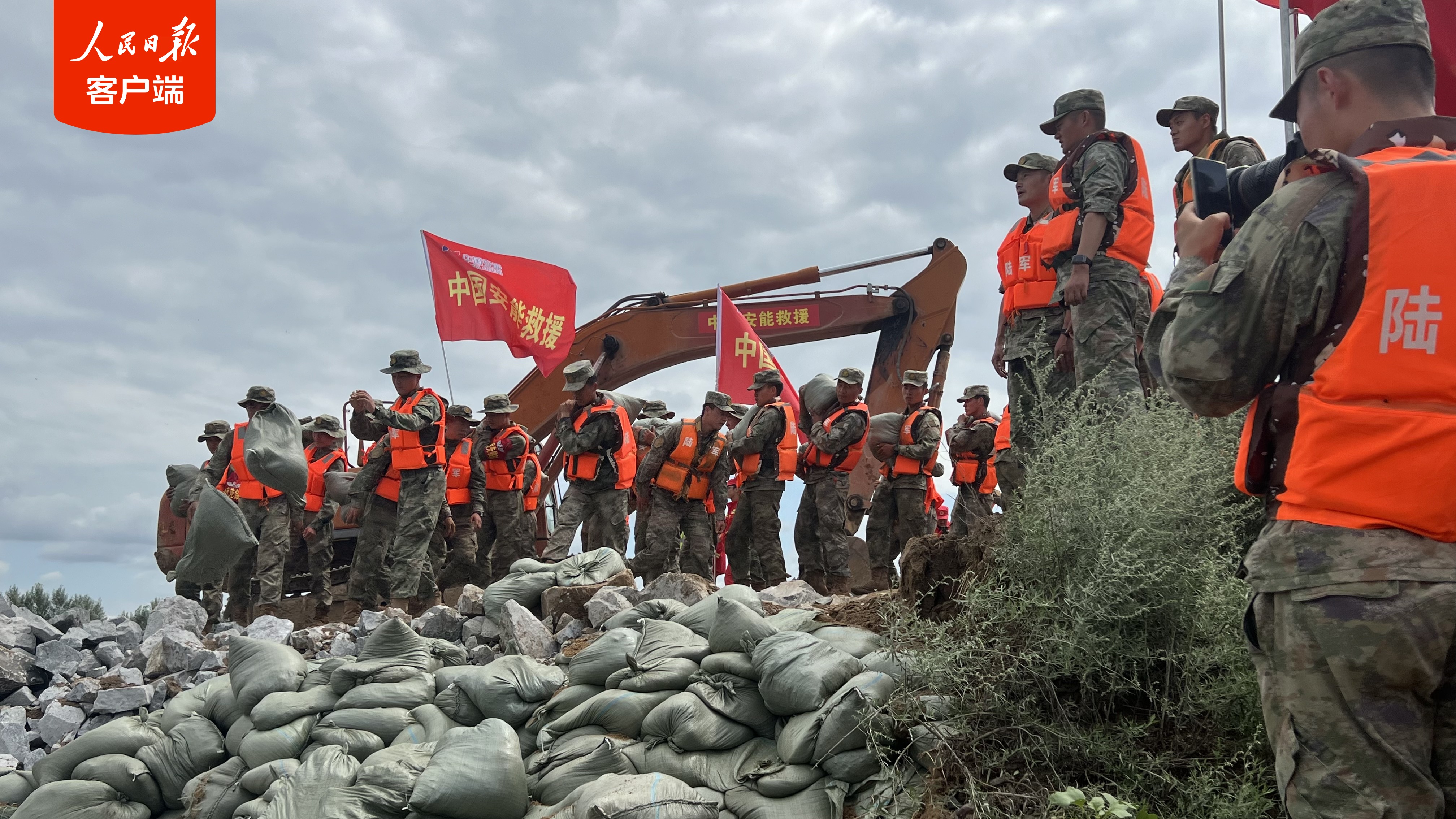 内蒙古赤峰市松山区老哈河堤防溃口成功合龙