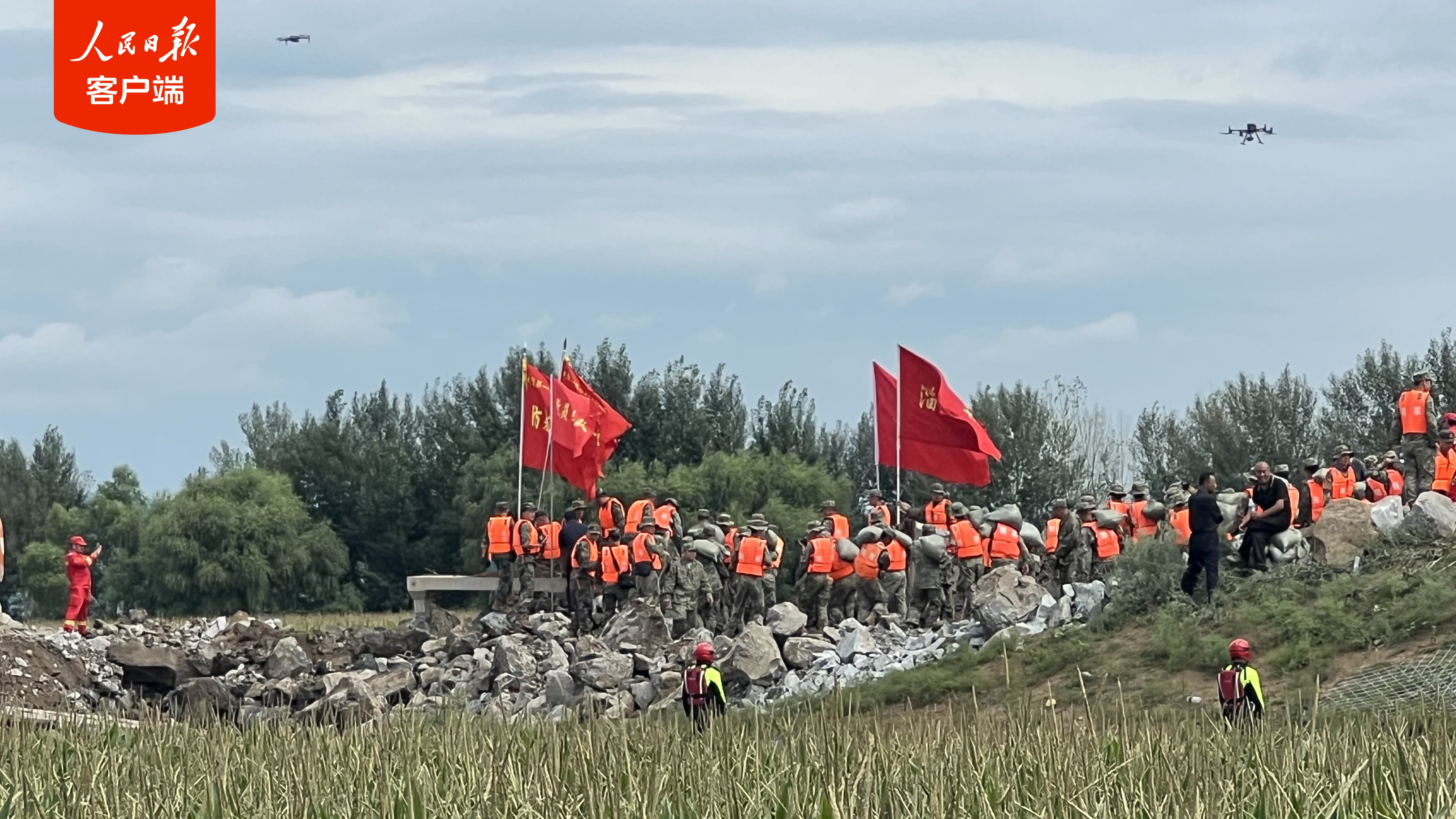 内蒙古赤峰市松山区老哈河堤防溃口成功合龙