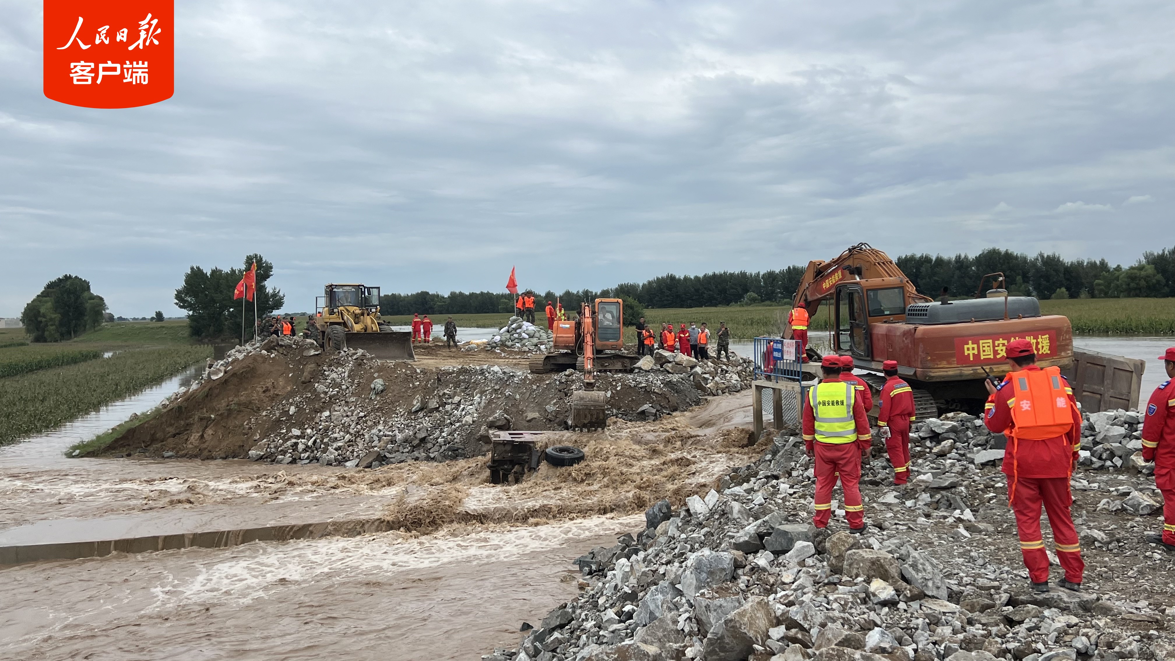 内蒙古赤峰市松山区老哈河堤防溃口成功合龙