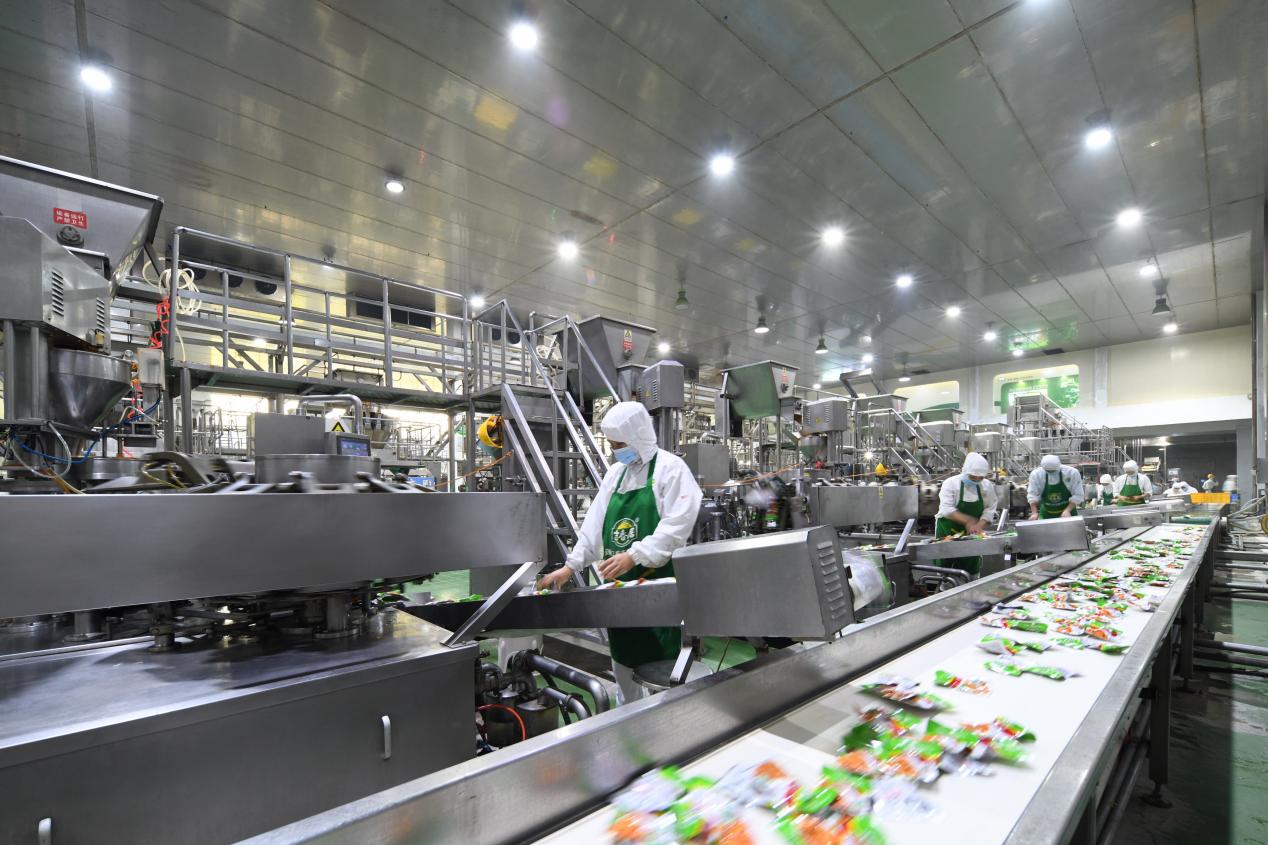 4、吉香居泡菜生产车间内的全自动灌装生产线。眉山市委宣传部供图