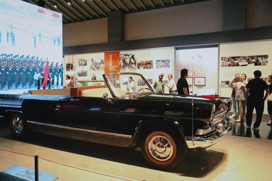 欧亚媒体考察团成员与展品合影留念