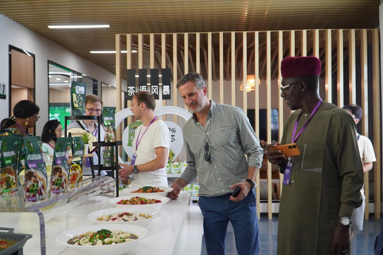 5、2024“一带一路”媒体合作论坛联合采访调研行成员在吉香居创新中心参观吉香居泡菜产品制作的菜肴。人民网 赵祖乐摄