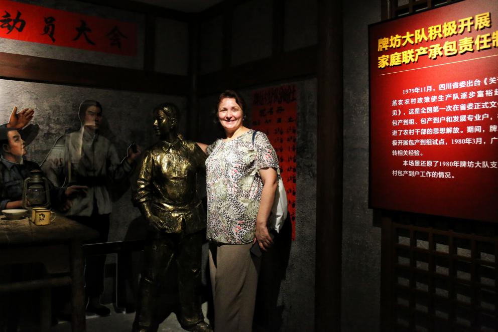 格鲁吉亚“经济中心网”总编辑莉安娜•乔尔乔利亚尼与村史馆内的铜像合影