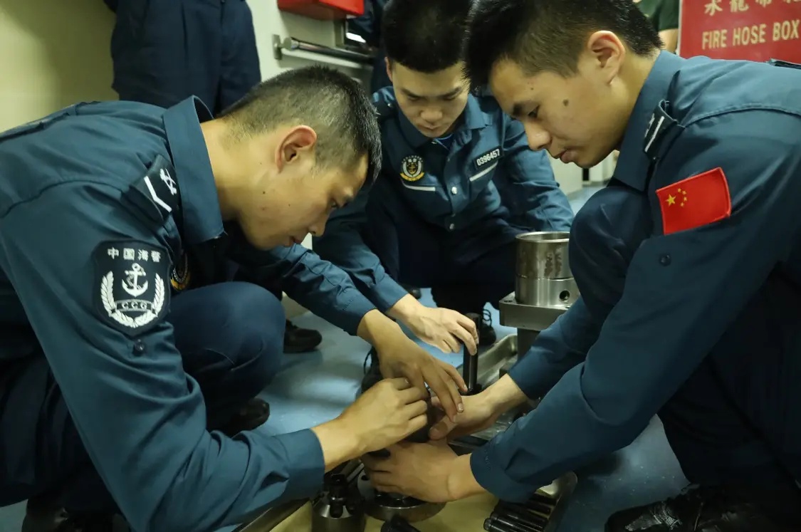 图为执法员进行实操练习。(中国海警局供图)