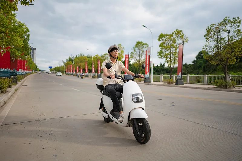 网约车乘客“开门杀”后扭头就走！警方：司机主责 乘客次责