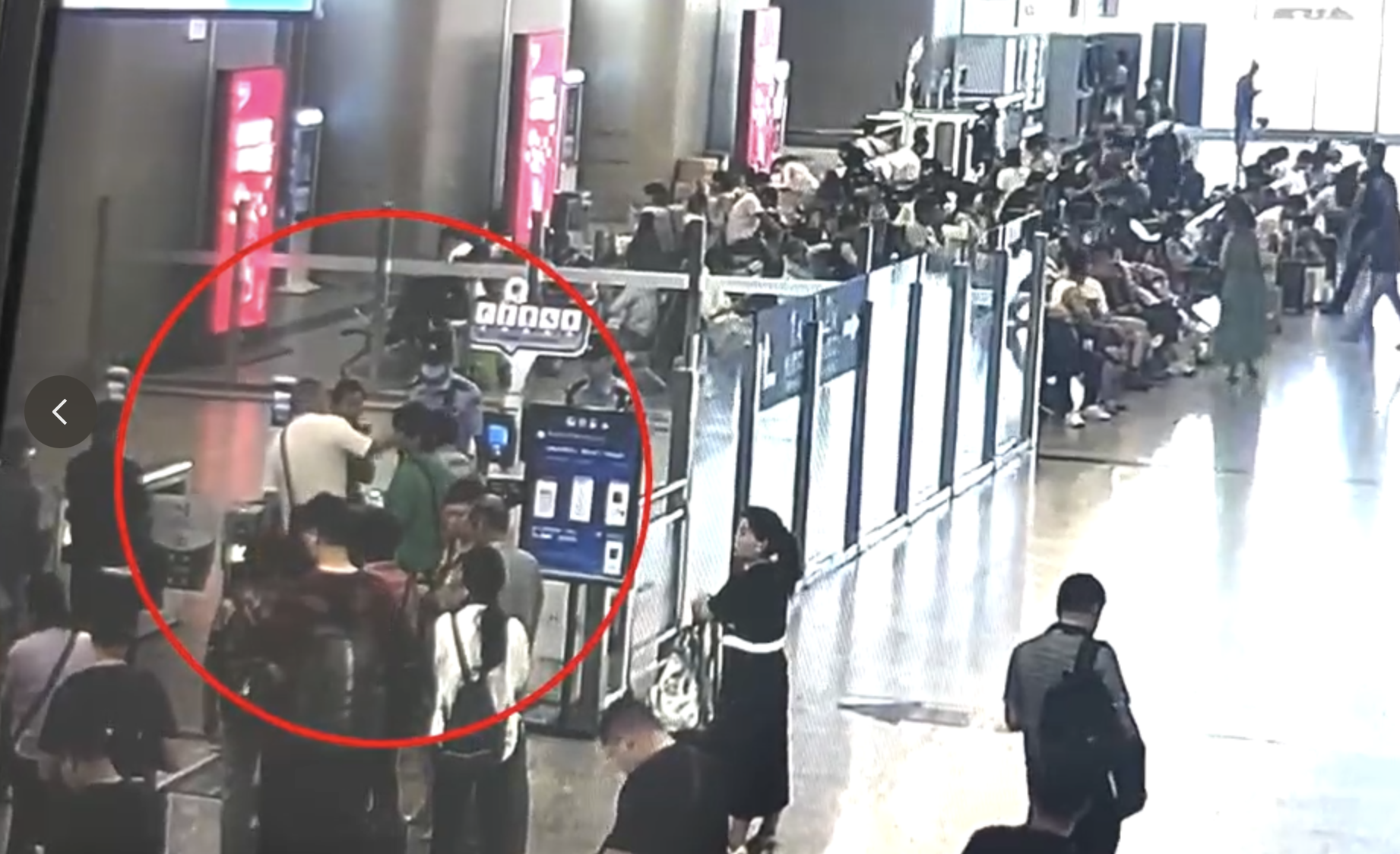 男子被限高用假军官证买票还想提前上车,被行拘7日