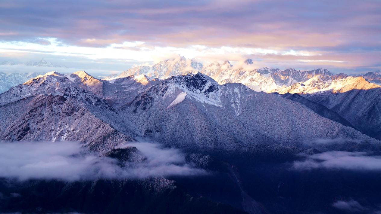 作者:吕兵 作品名 :遥望贡嗄 手机:13981603304拍摄时间:2020年11月 地点:宝兴达瓦更扎