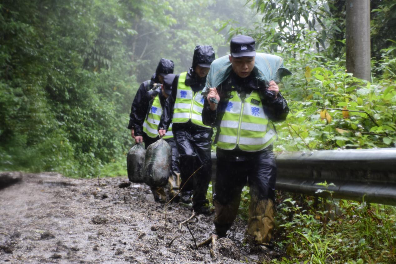 张耀威兰洋背东西5.25救援