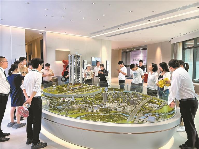 龙华楼市持续升温 一楼盘三个半小时告罄_深圳龙华融媒发布