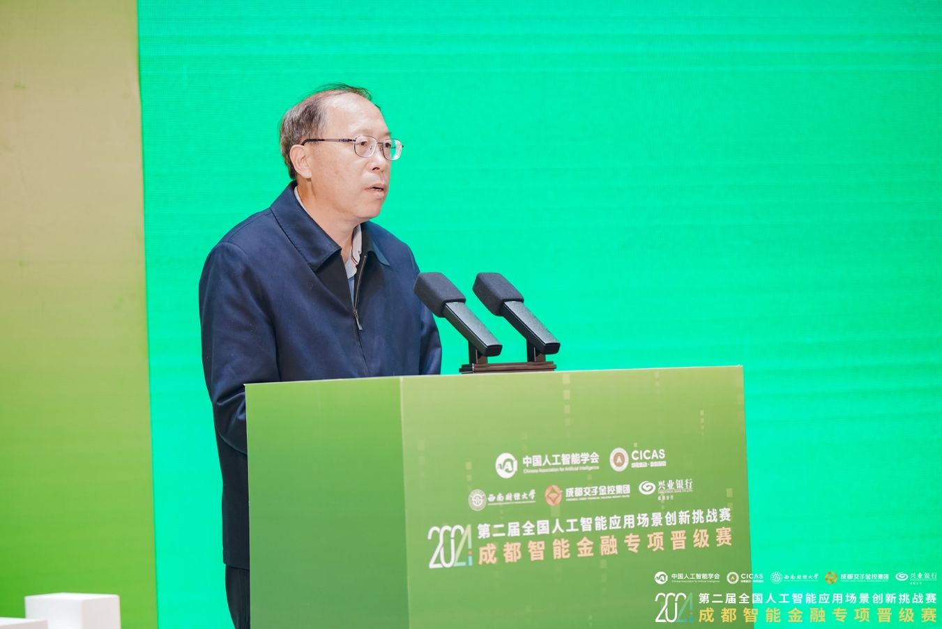 穿绿色衣服的男子
描述已自动生成