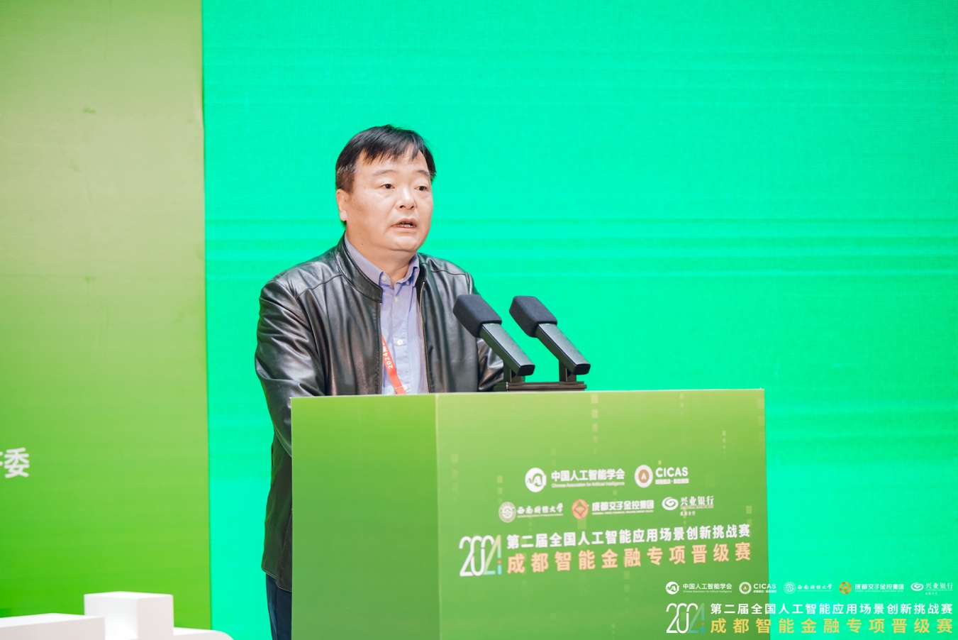 穿绿色t恤的男人
中度可信度描述已自动生成