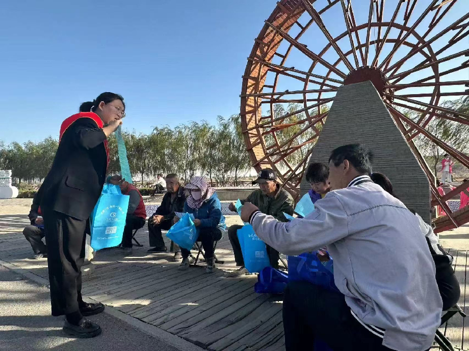 深入村镇开展“葡萄藤下的社保”宣传宣讲活动