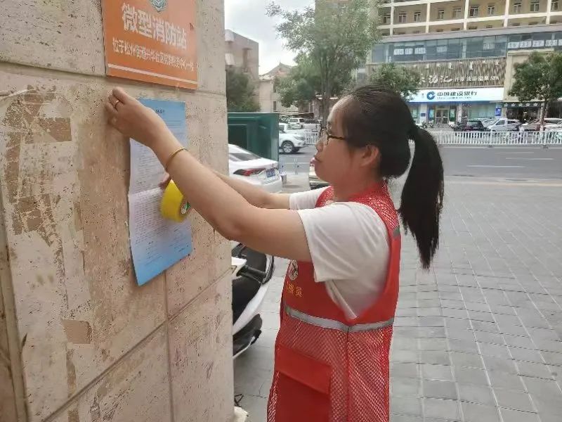 工作中的李艳飞