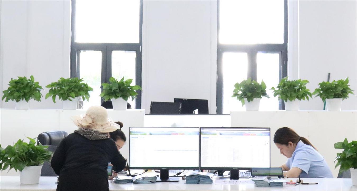 锡林郭勒盟一名群众正办理业务