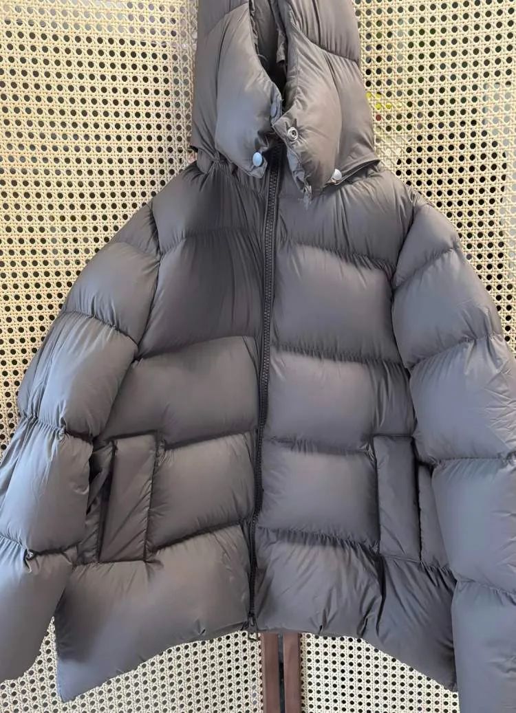 年轻人开始“翻新”羽绒服，两件并一件“性价比太高”