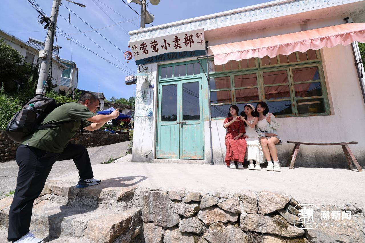 游客打卡“莺莺小卖部” 记者 贺元凯 摄 .jpeg