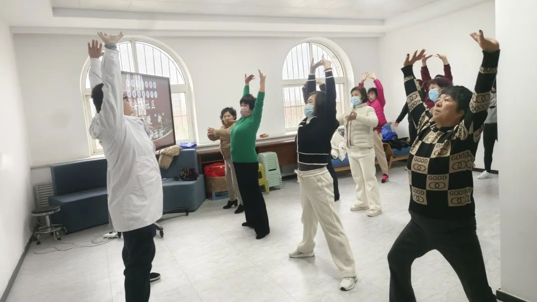 倡树新时代美德健康生活方式 | 全民健身好氛围 健康养生伴你行——孙家疃街道组织开展中医养生志愿服务活动_威海广播电视台