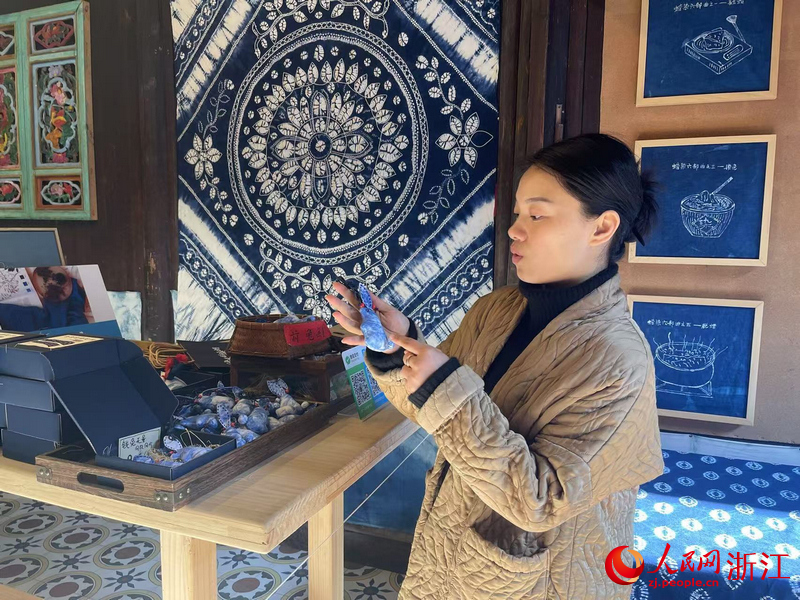 李祖村创客楼沙漠霜向游客介绍自己的扎染作品。人民网记者 王丽玮摄