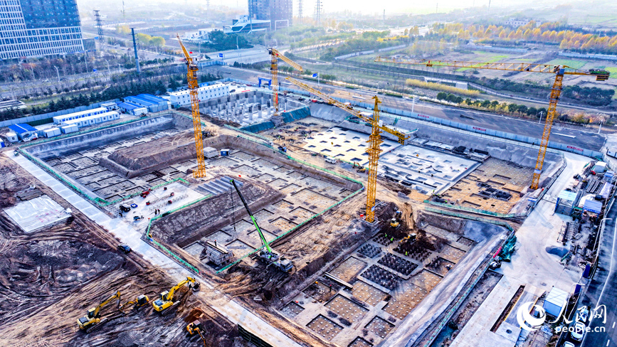 河南省实验小学(双鹤湖一街小学)项目现场。人民网 杨晓娜摄