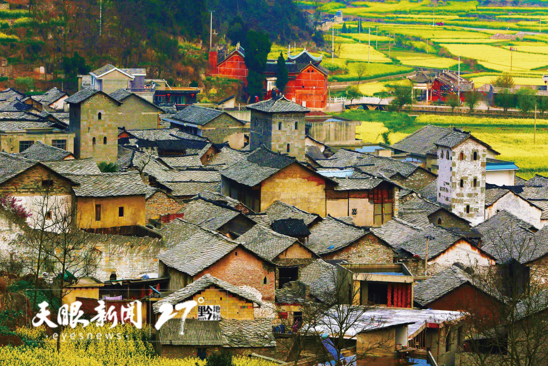 挺立在山间的屯堡村落，仿佛一本本打开的线装古书。图为安顺市本寨村。 安顺日报社供图.JPG