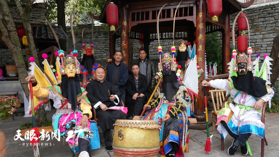安顺地戏是屯堡人独有的一种头戴木刻假面的民间戏剧。图为安顺天龙屯堡地戏团队。_副本.jpg
