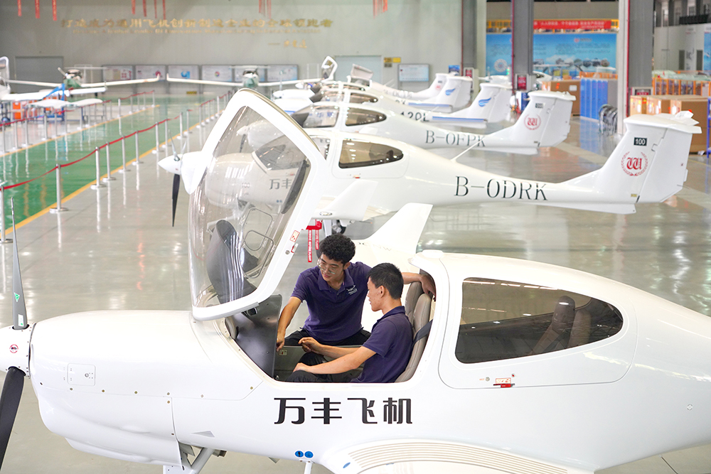 2023年8月24日,在万丰奥特控股集团有限公司,工作人员正在查看飞机导航数据。