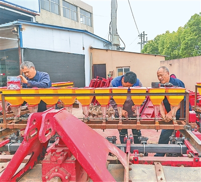 这是真盲修！两兄弟靠听摸修好3万多农机