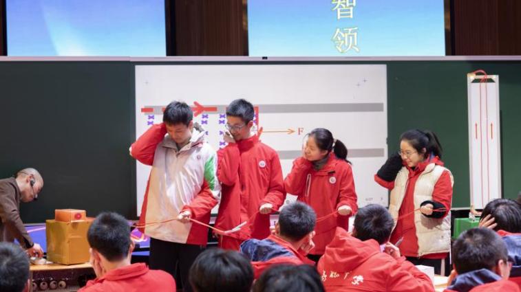 屈川带学生进行“感受安培力”创新实验课。成都树德中学供图