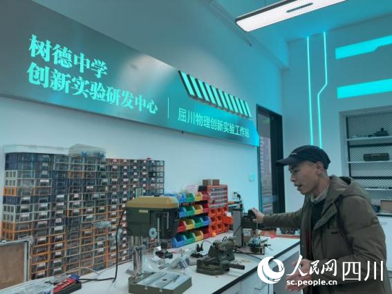 屈川向记者介绍工作站的建设情况。张欣宜摄