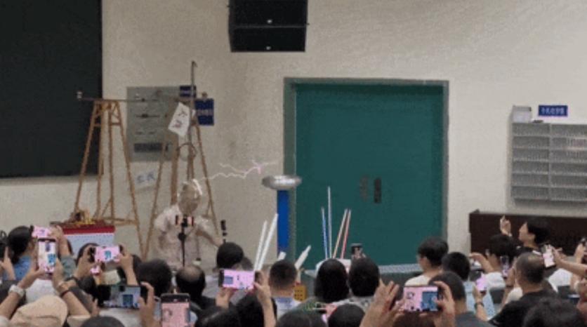 走红网络的“特斯拉线圈”实验。受访者供图