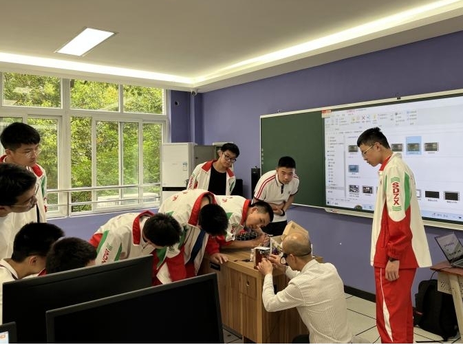 屈川和学生们在一起做实验。受访者供图