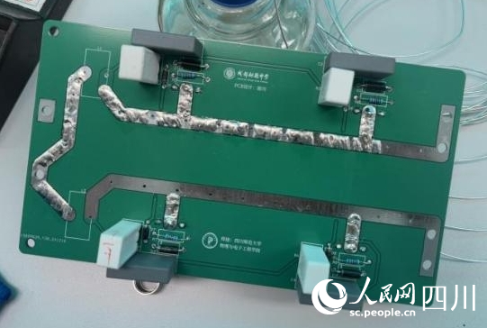 屈川和四川师范大学合作设计的感应加热器。张欣宜摄