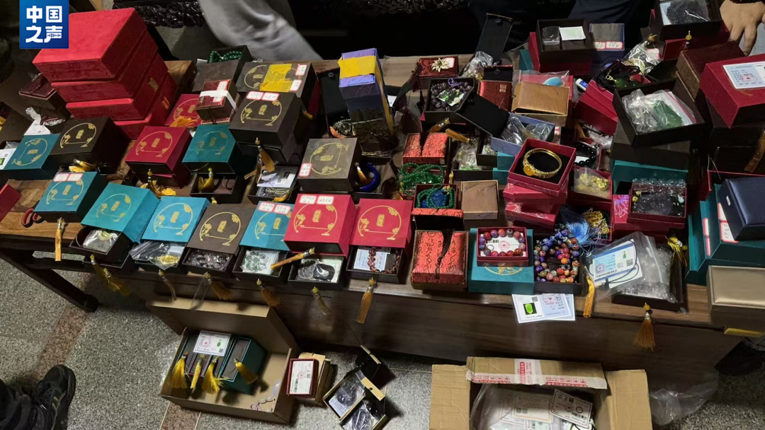 花几十万元买假藏品！什么直播间在硬控老年人？