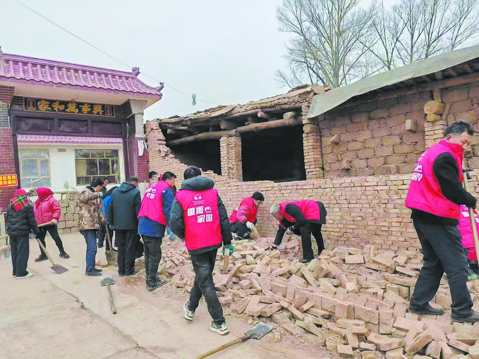 重建家园,党员干部就是坚实脊梁
