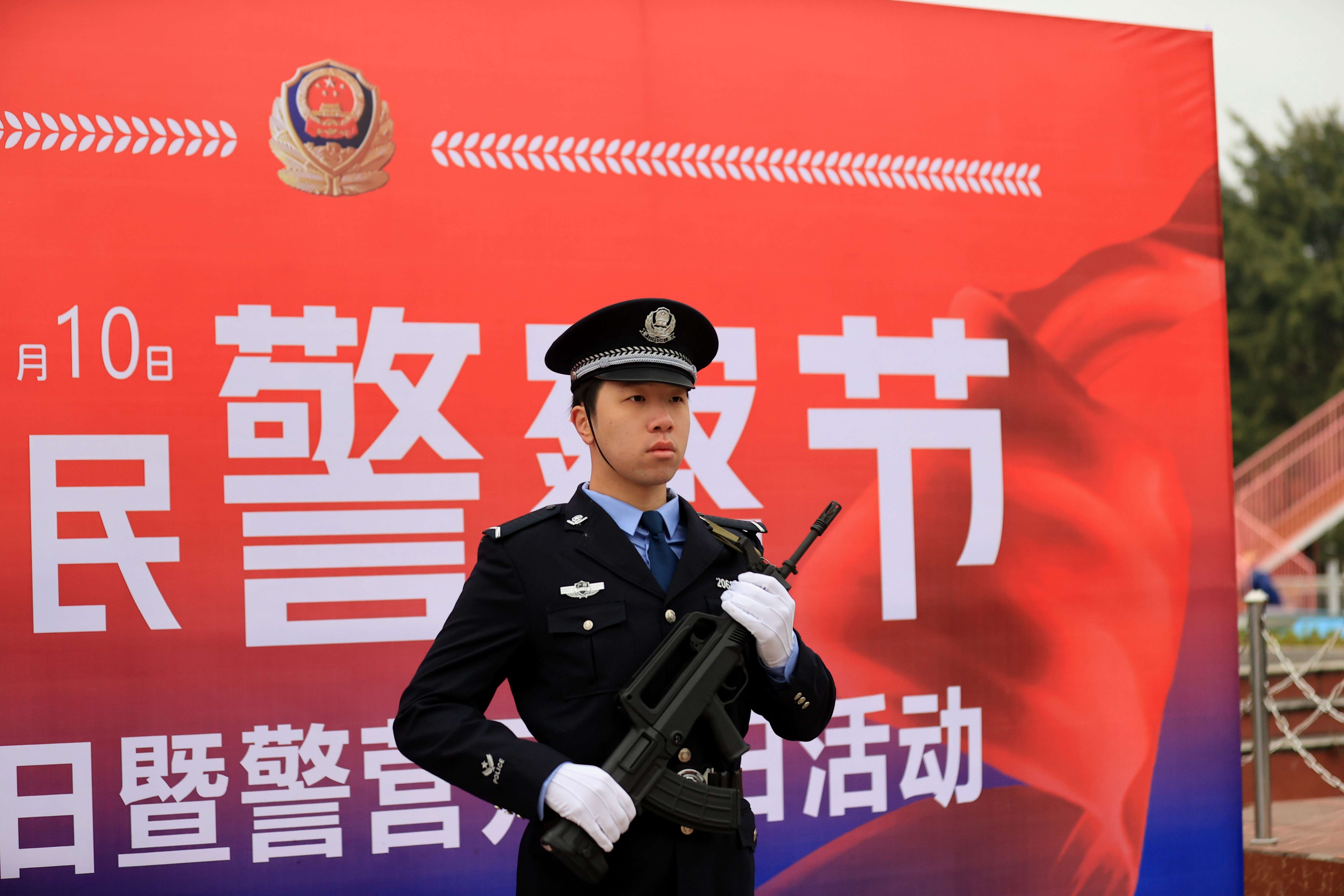 广西融安:公安民警升国旗庆警察节