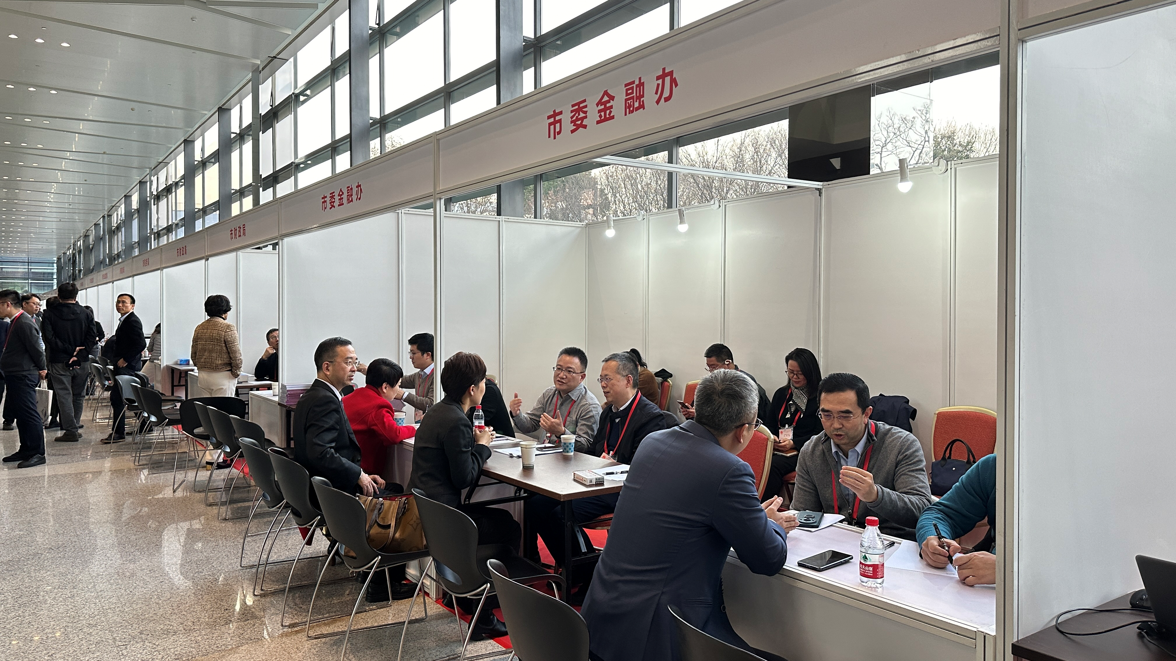 代表意見辦理現場的一個個“攤位”。王崟欣攝