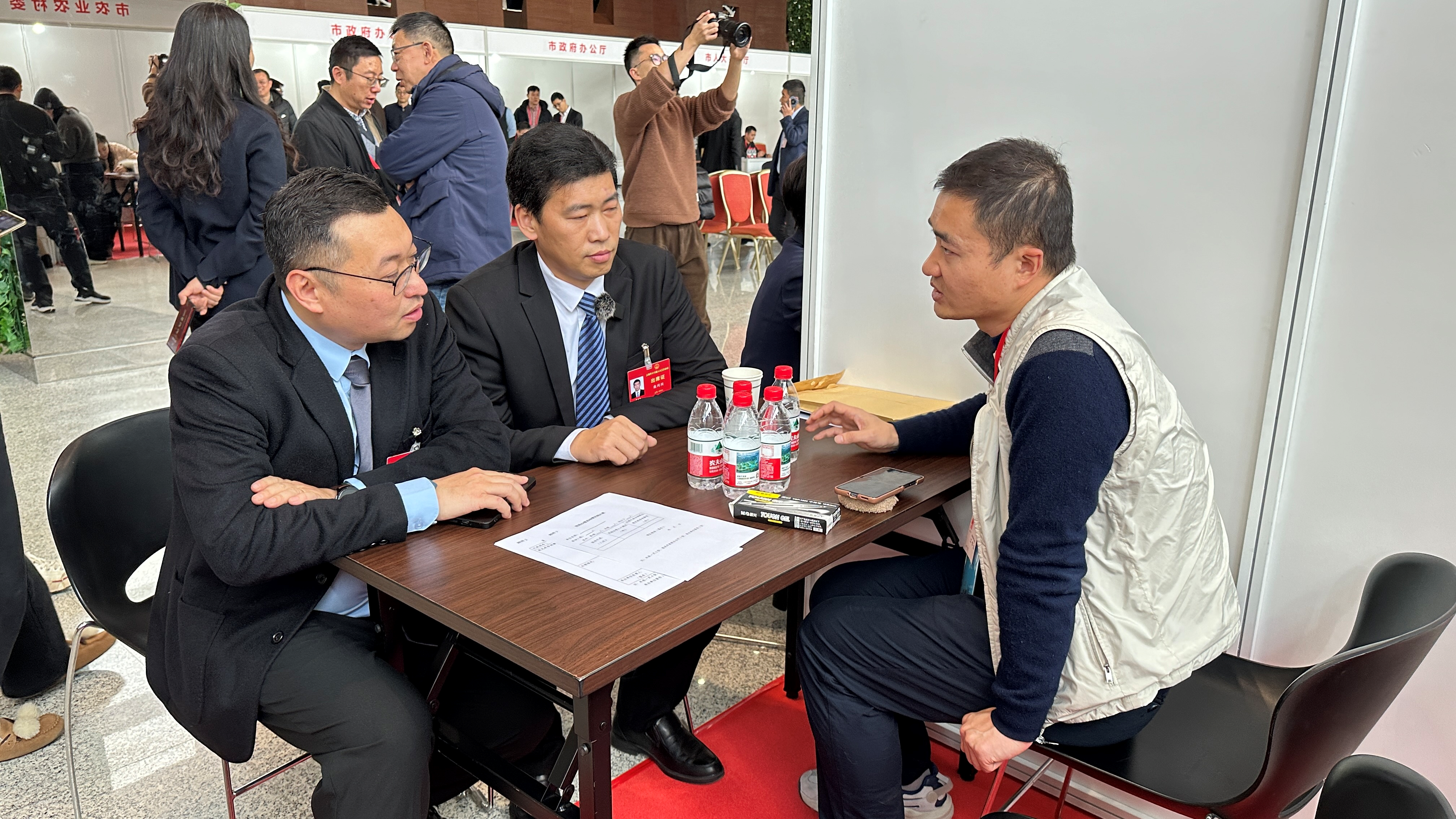 代表們在現場咨詢問題。王崟欣攝